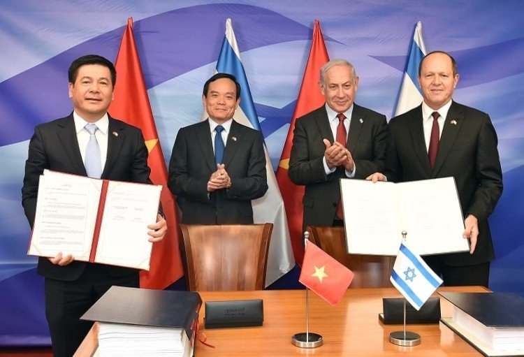 Bộ trưởng Bộ Công Thương Việt Nam Nguyễn Hồng Diên và Bộ trưởng Bộ Kinh tế và Công nghiệp Israel Nir Barkat ký kết Hiệp định Thương mại tự do Việt Nam - Israel (VIFTA), ngày 25/7/2023.