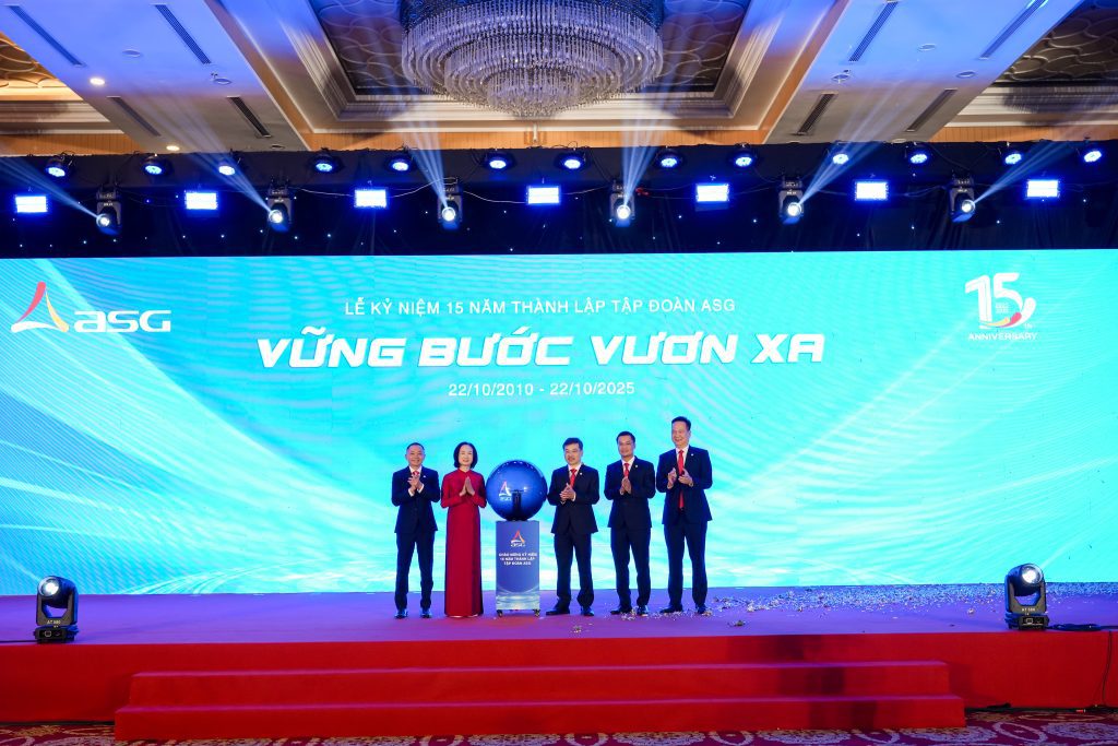 Ban Lãnh Đạo Tập đoàn cùng thực hiện nghi thức Keymoment tại Lễ kỷ niệm